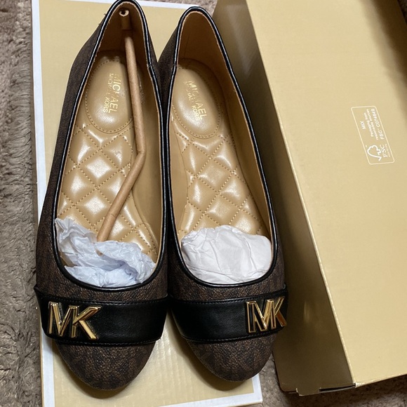 New MK Jilly Round Toe Ballet Flats shoes. Never worn. Comes with original box - Picture 3 of 9